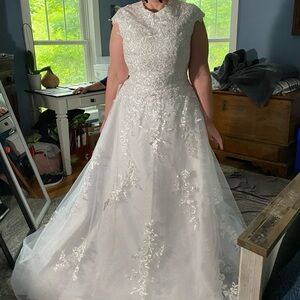 Brand new wedding dress tags still on it. Only tried it on size 14 can’t return